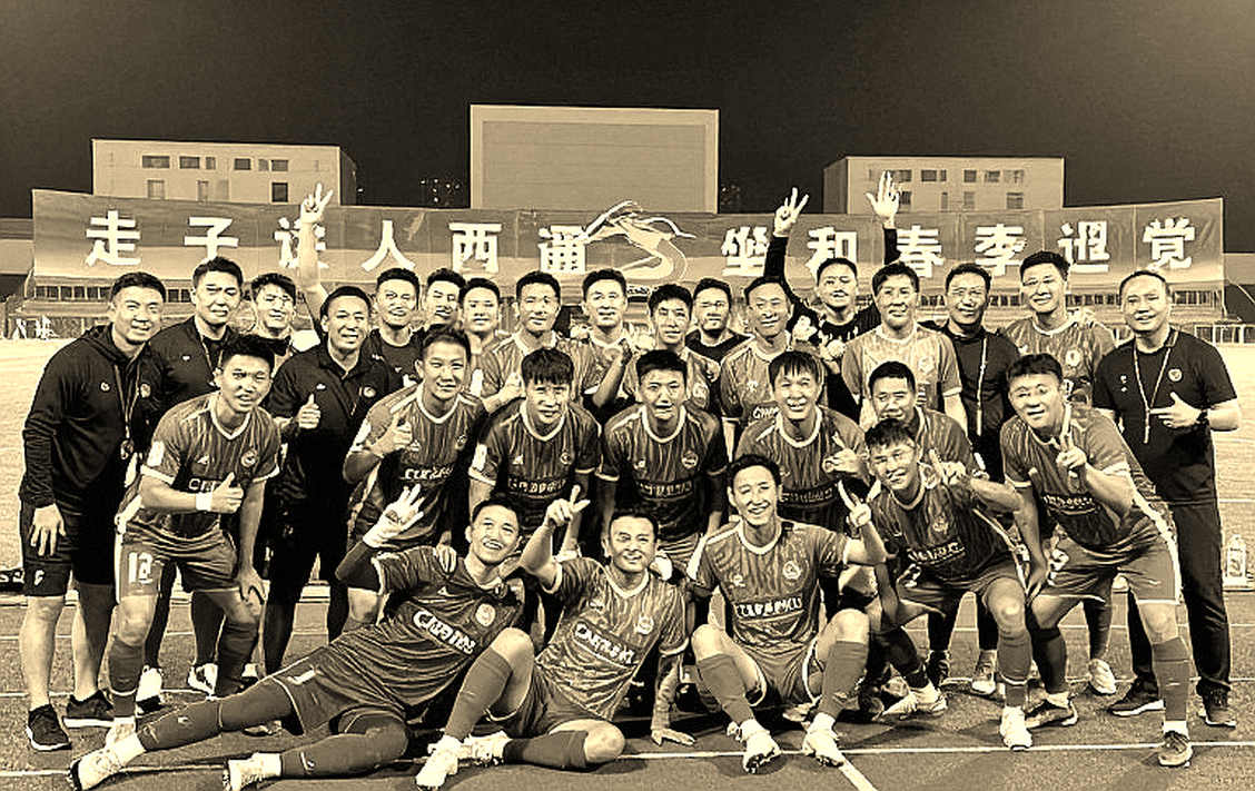 HLV Kim Sang Sik và bài toán tiền vệ: Khi số đông hò hét, tôi đếm lại từ đầu