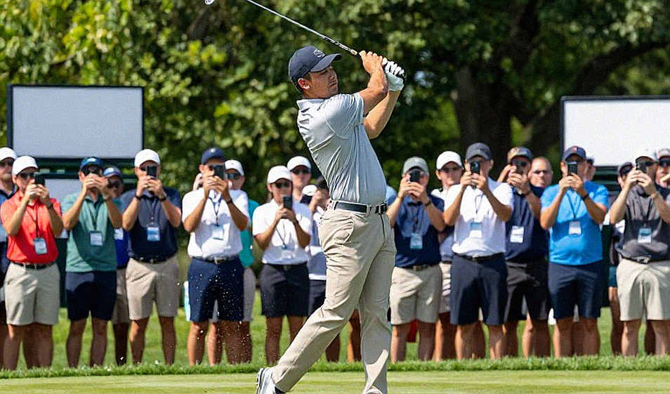 Lỗi 'crashing out' trong golf: Khi cơ thể tự cứu một cú swing bằng chuyển động tệ hơn