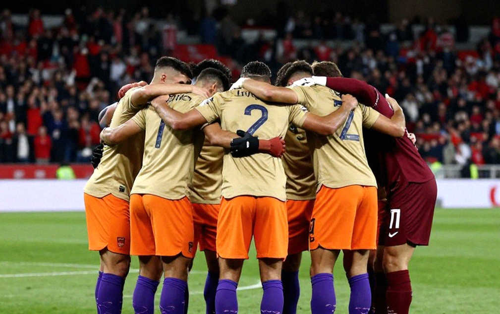 Phút 12 ở Estadio Akron: Một sai lầm, một hệ thống, và tấm băng đội trưởng của Luis Romo Phút 12 ở Estadio Akron: Một sai lầm, một hệ thống, và tấm băng đội trưởng của Luis Romo