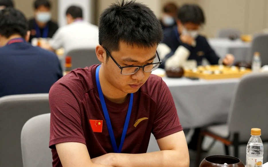 GCL 2026: Nepomniachtchi khiến Carlsen toát mồ hôi, rồi hạ Sindarov bằng chính chiếc đồng hồ